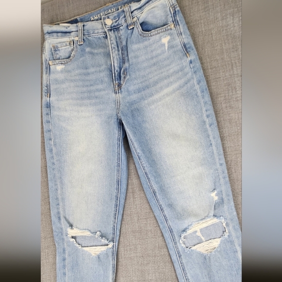 American Eagle Outfitters Distressed Mom Jeans. Size 0 . - Picture 2 of 11